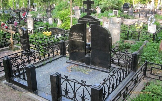 Мраморный памятник на могилу